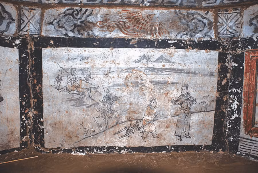 Minh chứng là hình vẽ con lạc đà được dắt bởi người đàn ông “đội mũ mồm có bốn mép, loại mũ truyền thống của những bộ lạc du mục phương bắc từ thời cổ đại”. Theo nhóm nghiên cứu, sự khác biệt về trang phục được cho là bằng chứng về sự phân biệt chủng tộc giữa người dân địa phương với người Mông Cổ. Ảnh: Chinese Cultural Relics.