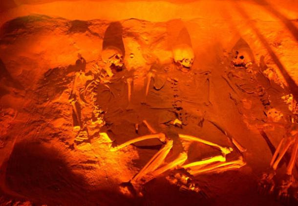 Theo phó giáo sư Sugiyama, tại căn phòng lớn nhất có kích thước khoảng 4,9m x 4,3m và được gọi là hầm chôn cất số 6, nhóm chuyên gia đã tìm thấy 12 bộ hài cốt con người và xương của hơn 100 loài động vật. Trong đó, 33 bộ xương động vật hoàn chỉnh. Ảnh: Wolfgang Sauber/ CC BY-SA 3.0.