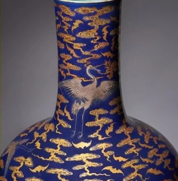 Sau khi bác sĩ qua đời, con trai ông thừa kế chiếc bình trên. Giống cha, người con trai cũng không biết giá trị của chiếc bình này nên để nó ở góc bếp trong nhiều năm. Mãi tới cuối những năm 1990, một chuyên gia cổ vật đã nhận ra giá trị thật của chiếc bình. Ảnh: Divulgação/dreweatts.com.