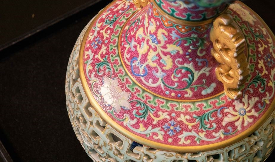 Tháng 6/2020, một chiếc bình cổ có nguồn gốc từ Trung Quốc có niên đại từ thế kỷ 18 được bán đấu giá với giá dự kiến từ 9 -11,6 triệu USD. Nhiều người bất ngờ khi biết được cổ vật này bị "bỏ xó" trong tủ của một phụ nữ trong gần 60 năm. Ảnh: The Value.