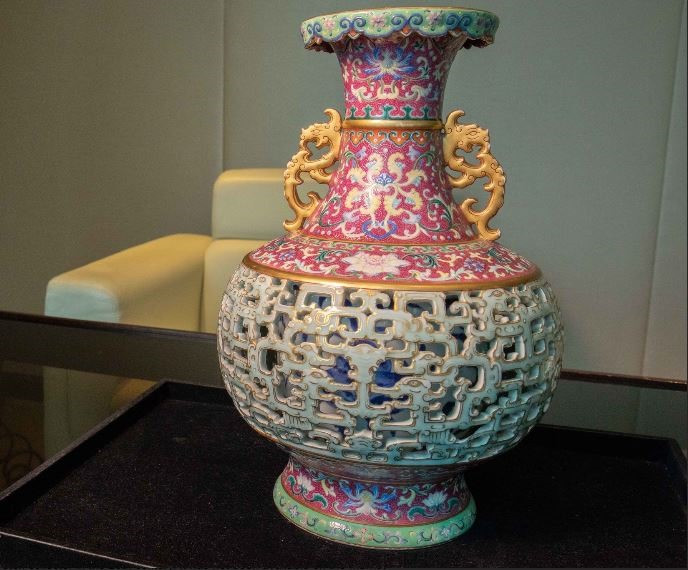 Chủ sở hữu là một phụ nữ ở độ tuổi 80, đã tìm đến nhà tư vấn nghệ thuật Johan Bosch van Rosentha tại Amsterdam (Hà Lan). Nhờ đó, người chủ mới biết được chiếc bình được làm trong khoảng từ năm 1736 - 1795, dưới thời vua Càn Long. Ảnh: The Value.