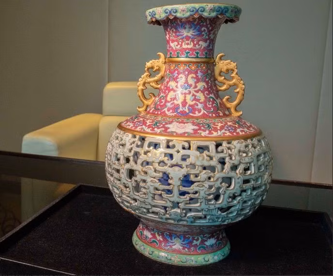 Chủ sở hữu là một phụ nữ ở độ tuổi 80, đã tìm đến nhà tư vấn nghệ thuật Johan Bosch van Rosentha tại Amsterdam (Hà Lan). Nhờ đó, người chủ mới biết được chiếc bình được làm trong khoảng từ năm 1736 - 1795, dưới thời vua Càn Long. Ảnh: The Value.