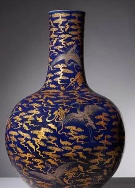 Vào năm 2022, một chiếc bình thời nhà Thanh cao 60 cm được bán đấu giá với số tiền 1,8 triệu USD. Món đồ cổ này thuộc sở hữu của một bác sĩ - người đã mua nó tại một phiên chợ ở Midlands (Vương quốc Anh) vào đầu những năm 1980. Ảnh: Divulgação/dreweatts.com.