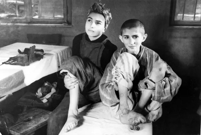 Trong khi đó, những người già, ốm yếu, bệnh tật sẽ được sát hại không lâu sau khi được đưa tới Auschwitz. Họ sẽ được đưa tới các "phòng tắm". Những căn phòng đó thực chất là phòng hơi ngạt. Ảnh: Galerie Bilderwelt/Getty Images.