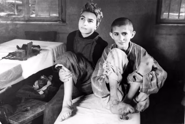 Trong khi đó, những người già, ốm yếu, bệnh tật sẽ được sát hại không lâu sau khi được đưa tới Auschwitz. Họ sẽ được đưa tới các "phòng tắm". Những căn phòng đó thực chất là phòng hơi ngạt. Ảnh: Galerie Bilderwelt/Getty Images.