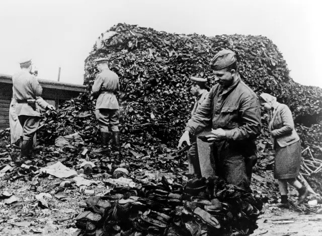 Ngoài ra, hàng ngàn tù nhân trong trại tử thần Auschwitz chết vì làm việc quá sức, tử vong vì đói khát, tra tấn, thậm chí trở thành đối tượng thử nghiệm y tế man rợ của các bác sĩ "tử thần" như Josef Mengele. Ảnh: Galerie Bilderwelt/Getty Images.