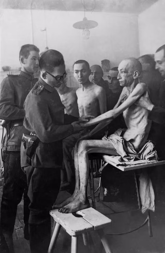 Khi các tù nhân tiến vào bên trong phòng hơi ngạt, lính canh tại Auschwitz sẽ khóa chặt cửa rồi xả khí độc Zyklon-B. Theo đó, tù nhân chết trong đau đớn. Ảnh: Sovfoto/Universal Images Group/Getty Images.