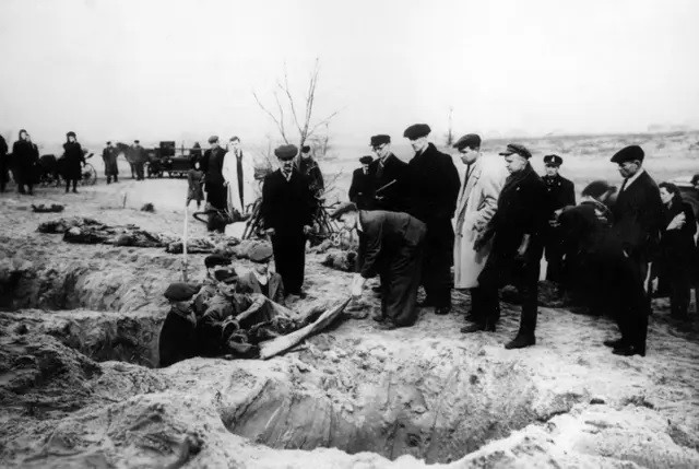 Theo một số báo cáo, hơn 1 triệu tù nhân đã bị sát hại tại trại Auschwitz trong Thế chiến 2. Vào tháng 1/1945, lực lượng Liên Xô giải phóng trại tử thần này và giải cứu hàng chục ngàn tù nhân gầy gò, ốm yếu. Ảnh: Mondadori/Getty Images.