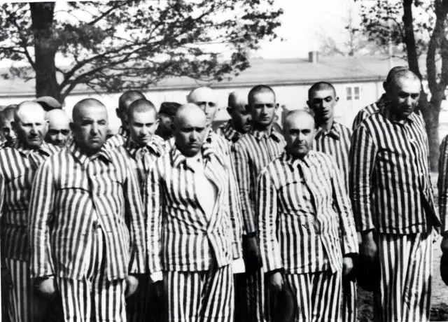 Trong số này, Auschwitz là trại tử thần khét tiếng nhất dưới thời Hitler. Khác với trại tập trung chủ yếu dùng làm nơi giam giữ người Do Thái, tù nhân chính trị và các nhóm đối tượng khác, mục đích duy nhất của trại tử thần là sát hại tù nhân một cách hiệu quả nhất. Ảnh: Galerie Bilderwelt/Getty Images.