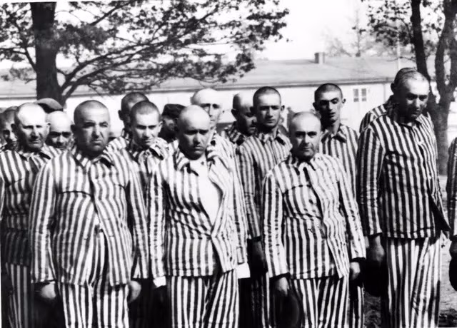 Trong số này, Auschwitz là trại tử thần khét tiếng nhất dưới thời Hitler. Khác với trại tập trung chủ yếu dùng làm nơi giam giữ người Do Thái, tù nhân chính trị và các nhóm đối tượng khác, mục đích duy nhất của trại tử thần là sát hại tù nhân một cách hiệu quả nhất. Ảnh: Galerie Bilderwelt/Getty Images.