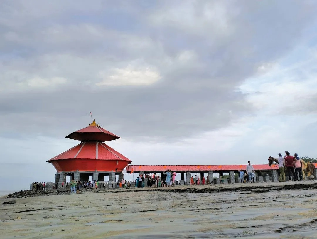 Khi ấy, mọi người có thể chiêm ngưỡng ngôi đền cổ từ từ chìm dần xuống biển lúc thủy triều rồi lại dần dần "trồi lên" mặt biển khi nước rút, trở lại dáng vẻ ban đầu. Ảnh: yappe.in.