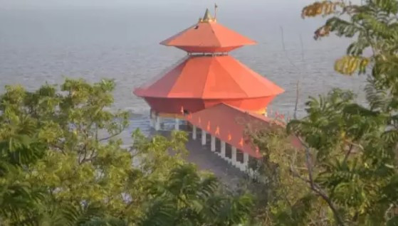 Thần thoại Ấn Độ giáo có nhắc đến đền Stambheshwar Mahadev - công trình được Chúa Kartik tạo nên. Tương truyền, Chúa tể Kartik - con trai của Thần Shiva - cảm thấy tội lỗi sau khi giết chết con quỷ Tarakasura. Ảnh: stambheshwarmahadev.com.