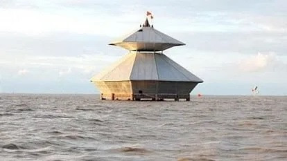 Một điểm nhấn độc đáo của đền Stambheshwar Mahadev là công trình sẽ chìm hoàn toàn dưới biển khi thủy triều dâng cao. Ảnh: organiser.org.