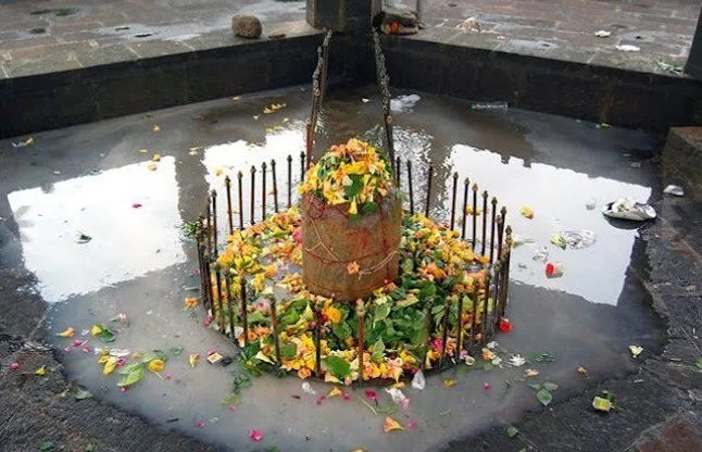Đến khi nước biển rút xuống, ngôi đền cổ Stambheshwar Mahadev xuất hiện trở lại và để lộ bức tượng Thần Shiva lingam cao hơn 1,2m. Ảnh: organiser.org.
