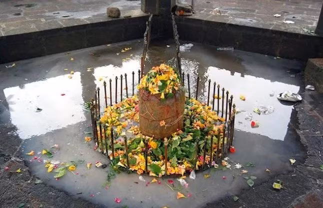 Đến khi nước biển rút xuống, ngôi đền cổ Stambheshwar Mahadev xuất hiện trở lại và để lộ bức tượng Thần Shiva lingam cao hơn 1,2m. Ảnh: organiser.org.