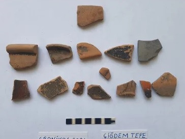 Trong đó, vào năm 2024, những người nông dân đã phát hiện các bộ hài cốt của những người đàn ông trưởng thành khi cày ruộng ở sườn đồi phía nam. Ảnh: Reyhan Körpe.