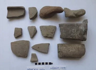 Từ phát hiện của nông dân địa phương về những ngôi mộ cổ có vũ khí ở đây, nhóm chuyên gia đã tìm hiểu kỹ và cho rằng rất có thể nơi đây chính là ngọn đồi lịch sử. Đây là nơi những người nông dân địa phương đã tìm thấy các ngôi mộ có vũ khí có thể từ thời Alexander Đại đế. Ảnh: Reyhan Körpe.