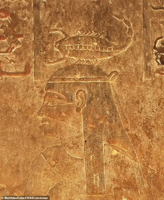 Philippe Collombert, người đứng đầu nhóm nghiên cứu Thụy Sĩ - Pháp và là nhà Ai Cập học tại Đại học Geneva, cho biết Tetinebefou giữ danh hiệu "người triệu hồi nữ thần Serqet". Danh hiệu này có nghĩa ông là chuyên gia về vết cắn có độc. Ngoài ra, Tetinebefou còn sở hữu các danh hiệu: "bậc thầy của các loại cây thuốc" và "bác sĩ nha khoa trưởng". Ảnh: Egyptian Ministry of Tourism and Antiquities.