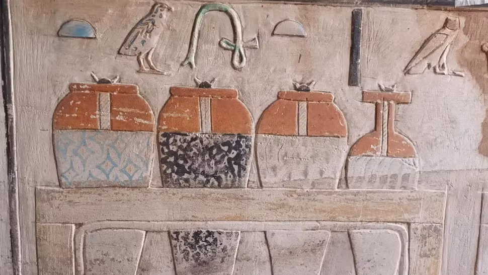 Mastaba là kiểu kiến trúc lăng mộ điển hình thời kỳ này, với đặc trưng hình chóp cụt, đế hình chữ nhật, mái phẳng cùng các bức tường bên dốc được xây dựng từ đá hoặc gạch bùn. Ảnh: Egyptian Ministry of Tourism and Antiquities.