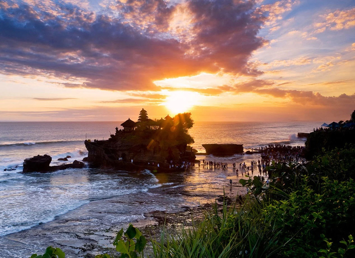 Theo thời gian, người dân Indonesia tin rằng, ngôi đền Tanah Lot linh thiêng vẫn được rắn thần bảo vệ. Ảnh: individualbali.