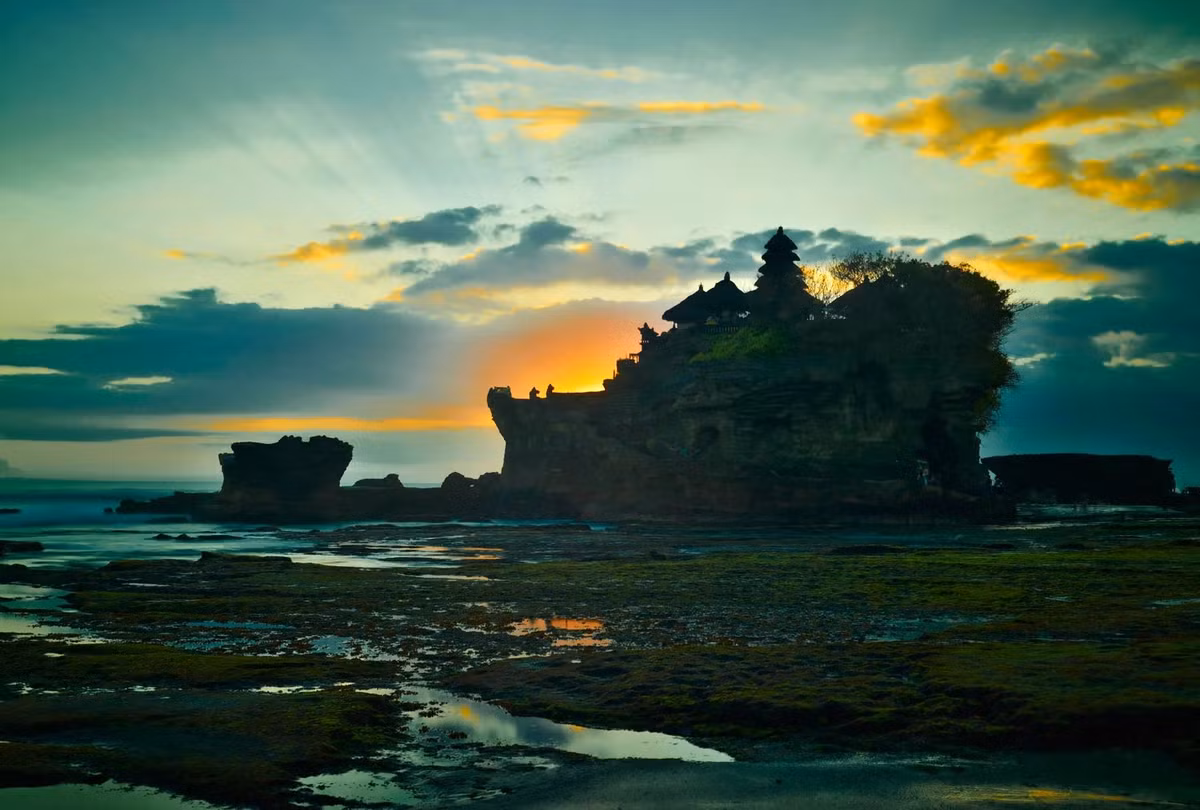 Hàng năm, nhiều người dân trong nước và quốc tế tới ngôi đền Tanah Lot để cầu nguyện, chiêm ngưỡng vẻ đẹp kiến trúc và tìm hiểu lịch sử của công trình tôn giáo linh thiêng này. Ảnh: individualbali.