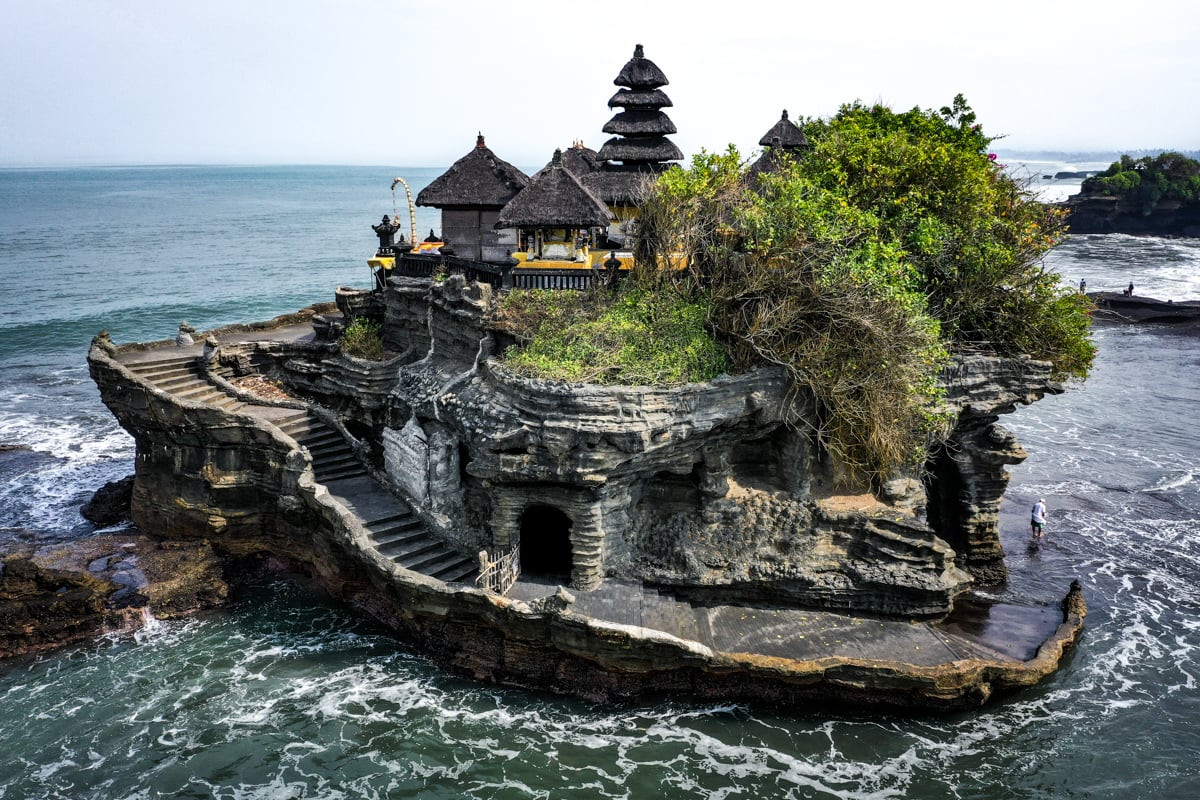 Để bảo vệ ngôi đền Tanah Lot, tu sĩ Dang Hyang Nirartha đã biến chiếc khăn choàng đầu của mình thành con rắn khổng lồ quấn quanh ngôi đền. Ảnh: theworldtravelguy.