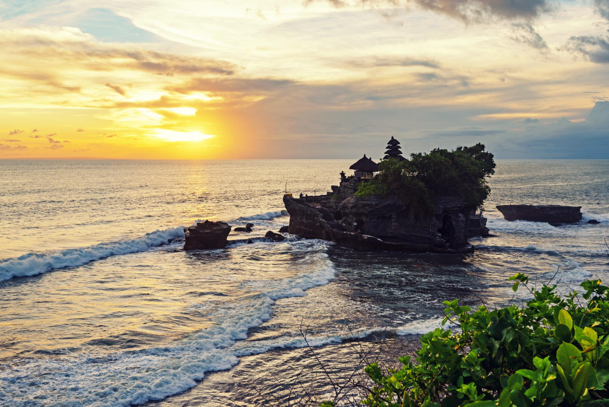 Liên quan đến ngôi đền Tanah Lot, người dân địa phương lưu truyền truyền thuyết về việc xây dựng cũng như vì sao công trình này được rắn thần bảo vệ. Ảnh: thecolonyhotelbali.