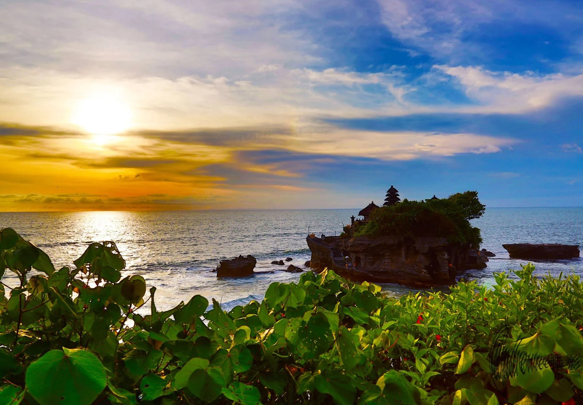 Tương truyền, vào khoảng thế kỷ 15, một tu sĩ Ấn Độ có tên Dang Hyang Nirartha đã đến Bali. Là tu sĩ được mọi người kính trọng và tin tưởng, ông đã thành công thuyết phục cư dân địa phương xây dựng ngôi đền để truyền bá đạo Hindu. Ảnh: individualbali.