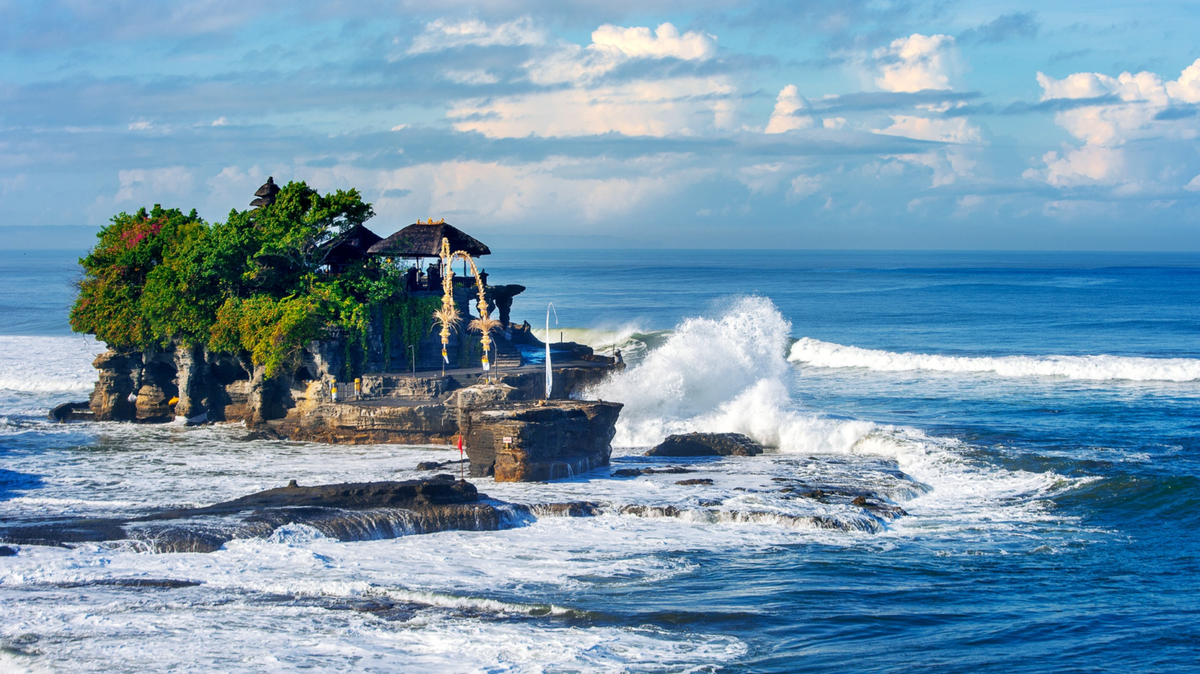 Điều này góp phần giúp ngôi đền Tanah Lot sở hữu vẻ đẹp tuyệt mĩ. Nhiều du khách trong nước và quốc tế thích thú khi ngắm nhìn ngôi đền khi hoàng hôn. Ảnh: thecolonyhotelbali.