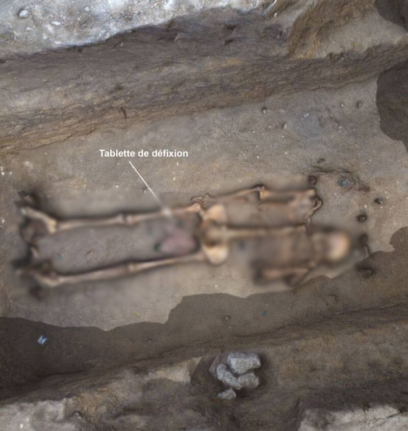 Cho đến nay, các chuyên gia đã có thể nghiên cứu chi tiết một trong những tấm bia đá và phát hiện ra rằng trên đó có khắc chữ bằng tiếng Gaul - một ngôn ngữ Celtic đã biến mất. Ảnh: Service Archéologie Orléans (SAVO).