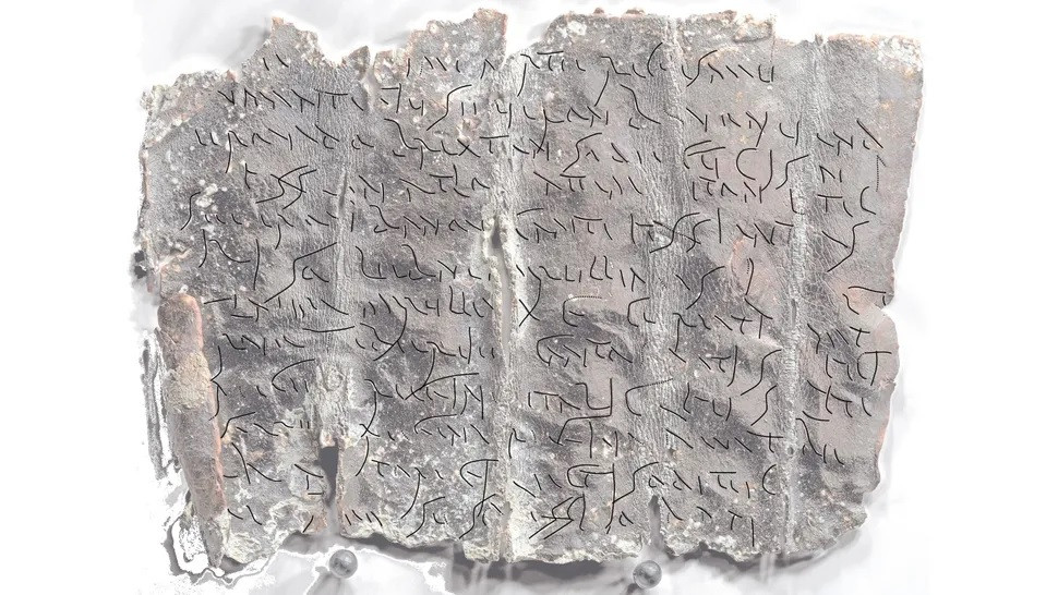 Theo Dịch vụ Khảo cổ học Orléans - đơn vị đã khai quật địa điểm này, phát hiện trên có thể có nghĩa là những người được chôn cất tại đây thuộc một nhóm cụ thể, chẳng hạn như những người cùng nghề. Điều khiến các chuyên gia chú ý hơn là việc tìm thấy 21 tấm bia khắc lời nguyền trong các ngôi mộ cổ. Đó là những tấm chì nhỏ cuộn tròn có khắc chữ trên đó. Ảnh: Service Archéologie Orléans (SAVO).