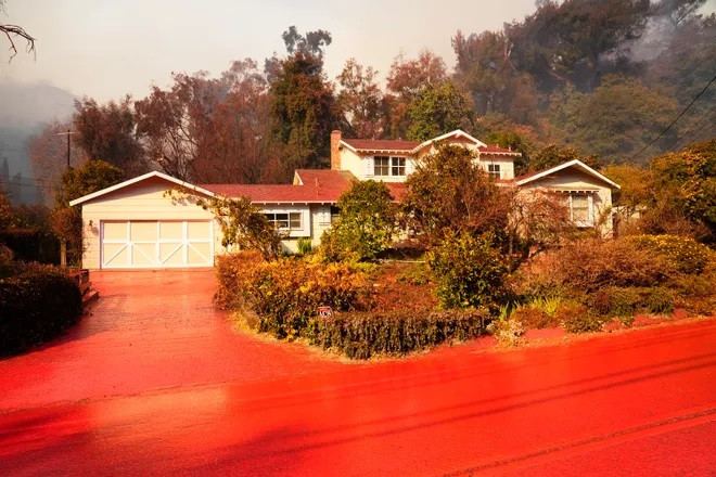 Bột chữa cháy trên có tên Phos-Chek - sản phẩm của công ty Perimeter. Nó được sử dụng để đối phó các đám cháy ở Mỹ từ năm 1963. Đây là loại bột chữa cháy dài hạn chủ chốt của Sở lâm nghiệp và ngăn chặn hỏa hoạn California. Ảnh: Rob Schumacher, USA TODAY.