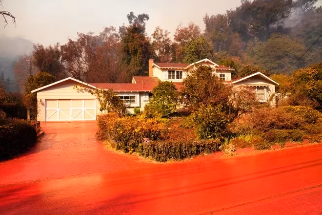 Bột chữa cháy trên có tên Phos-Chek - sản phẩm của công ty Perimeter. Nó được sử dụng để đối phó các đám cháy ở Mỹ từ năm 1963. Đây là loại bột chữa cháy dài hạn chủ chốt của Sở lâm nghiệp và ngăn chặn hỏa hoạn California. Ảnh: Rob Schumacher, USA TODAY.