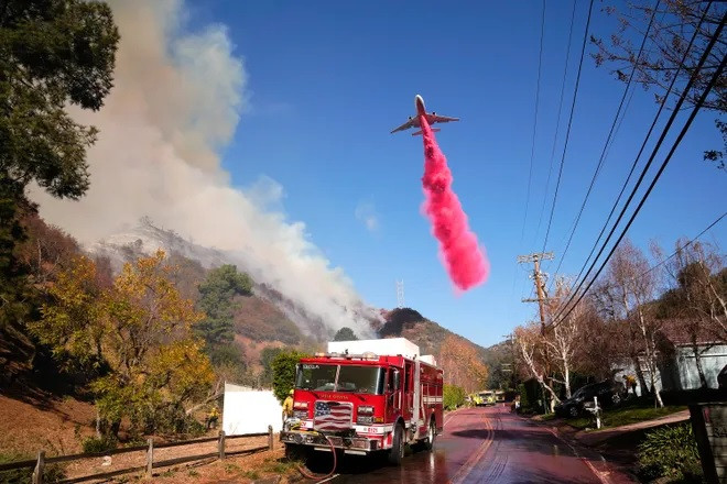 Cục Lâm nghiệp Mỹ cho hay bột chữa cháy làm chậm tốc độ lây lan của đám cháy thông qua làm mát và bao phủ nhiên liệu. Theo đó, ngọn lửa sẽ mất nguồn oxy, giảm tốc độ đốt nhiên liệu do muối vô cơ trong bột thay đổi cách nhiên liệu bốc cháy. Ảnh: Rob Schumacher, USA TODAY Network.
