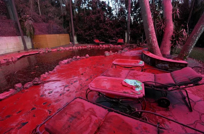 Theo một báo cáo năm 2022, Phos-Chek cũng là bột chữa cháy được dùng nhiều nhất trên thế giới. Công ty Perimeter khuyến cáo người dân nên cọ rửa chất bột này sớm nhất có thể vì càng để lâu, nó càng khó cọ sạch hoàn toàn. Ảnh: Justin Sullivan, Getty Images.