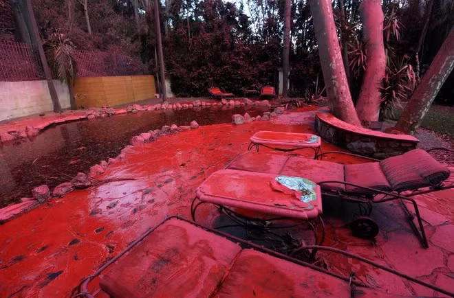 Theo một báo cáo năm 2022, Phos-Chek cũng là bột chữa cháy được dùng nhiều nhất trên thế giới. Công ty Perimeter khuyến cáo người dân nên cọ rửa chất bột này sớm nhất có thể vì càng để lâu, nó càng khó cọ sạch hoàn toàn. Ảnh: Justin Sullivan, Getty Images.