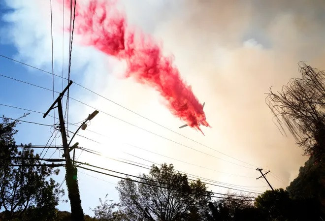 Perimeter cho biết Phos-Chek chứa 80% nước, 14% muối vô cơ, 6% chất tạo màu và chất ngăn xói mòn. Màu đỏ tươi và hồng của bột chữa cháy là một dấu hiệu hữu hình nhằm hỗ trợ phi công và lính cứu hỏa. Ảnh: Rob Schumacher, USA TODAY Network.