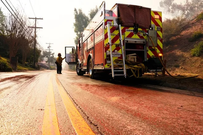 Sau vài ngày tiếp xúc với ánh sáng Mặt Trời, màu của bột chữa cháy Phos-Chek sẽ ngả sang màu đất. Bột chữa cháy thường được phun lên cây cối và đất đai xung quanh đám cháy nhằm ngăn "bà hỏa" lan sang các khu vực khác. Ảnh: Rob Schumacher, USA TODAY Network.