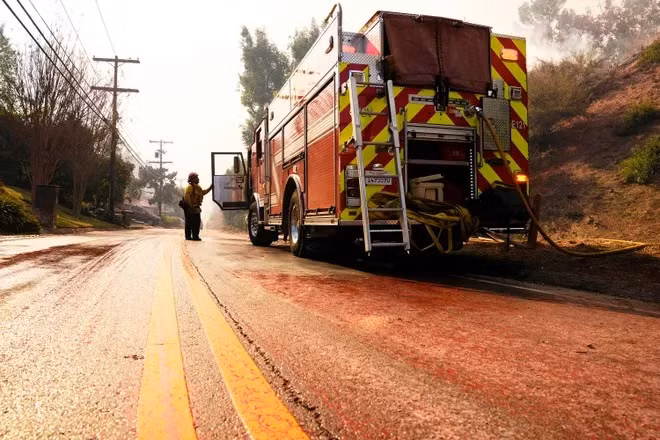 Sau vài ngày tiếp xúc với ánh sáng Mặt Trời, màu của bột chữa cháy Phos-Chek sẽ ngả sang màu đất. Bột chữa cháy thường được phun lên cây cối và đất đai xung quanh đám cháy nhằm ngăn "bà hỏa" lan sang các khu vực khác. Ảnh: Rob Schumacher, USA TODAY Network.