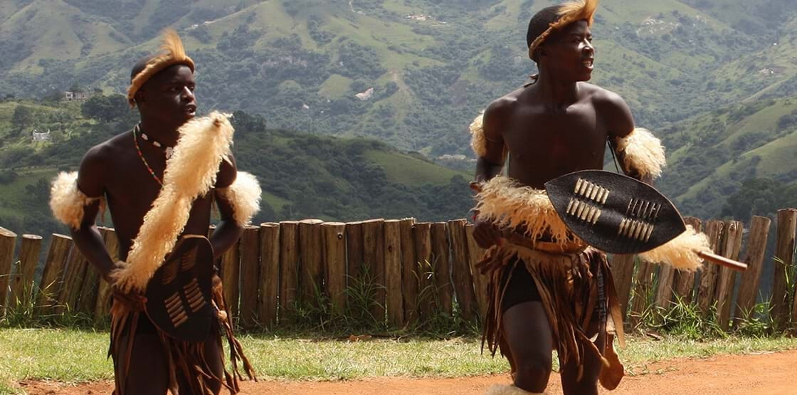 Bộ tộc Zulu ở châu Phi được mệnh danh là bộ lạc mạnh mẽ và thiện chiến nhất châu Phi. Tương truyền, vào thời xưa, mỗi bé trai Zulu khi 15 tuổi đều phải đi săn, tự mình giết chết một con sư tử để được công nhận là trưởng thành. Ảnh: amatungulu.