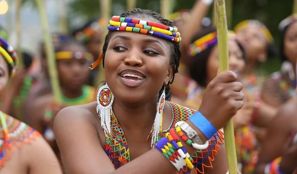 Những phụ nữ vượt qua bài kiểm tra tinh tiết sẽ tham gia vào lễ hội cây sậy. Đối với người Zulu, cây sậy tượng trưng cho sự trong trắng của người con gái. Họ được đưa tới một dòng sông để cắt cho mình một cây sậy chắc khỏe. Sau đó, các cô gái sẽ tới buổi lễ, cởi bỏ toàn bộ quần áo trên người và cùng nhau nhảy múa trước sự chứng kiến của vua Zulu và mọi người. Trong quá trình đó, nếu cây sậy của cô gái nào bị gãy thì chứng tỏ không còn trinh trắng và ngay lập tức rời khỏi buổi lễ. Ảnh: hadithi.