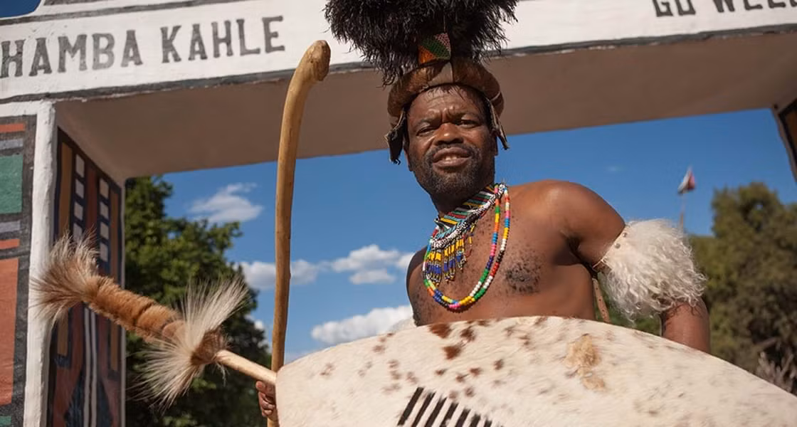 Trong khi đó, nam giới bộ tộc Zulu kiểm tra trinh tiết bằng nước tiểu. Vào ngày kiểm tra trinh tiết, các chàng trai sẽ từng người tiến lên phía trước và đi tiểu trước sự chứng kiến của mọi người. Sự trinh trắng của chàng trai sẽ được đánh giá thông qua độ cao của dòng nước tiểu. Nếu chàng trai có dòng nước tiểu cao bằng hoặc hơn đỉnh đầu sẽ được công nhận là "trai tân". Ngược lại, những người có dòng nước tiểu thấp sẽ bị coi là đã "ăn trái cấm" và sẽ đối mặt với những hình phạt nặng nề. Ảnh: amatungulu.