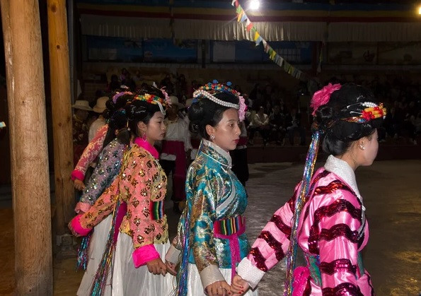 Vào ban ngày, đàn ông bộ tộc Mosuo làm các công việc nặng như cày ruộng, xây dựng, sửa chữa nhà cửa, giết mổ gia súc, thực hiện các quyết định của “cụ bà tộc trưởng”, chăm sóc các cháu trong dòng họ. Ảnh: Anthony Kuhn/NPR.