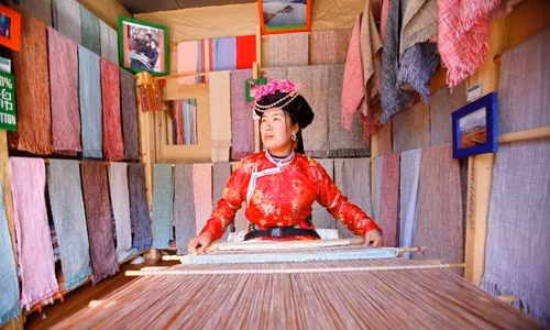 Bộ tộc Mosuo ở Tây Tạng là một trong số ít nơi trên thế giới theo chế độ mẫu hệ, trong đó phụ nữ là người chủ gia đình. Nam giới và phụ nữ đều được phép có bao nhiêu bạn đời tuỳ thích mà không cần lo lắng bị cộng đồng đánh giá, phán xét. Ảnh: Chien-min Chung.