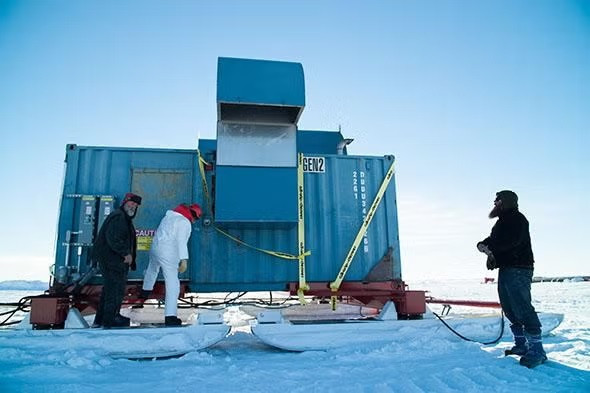 "Các nghiên cứu trước đây thường chỉ xem xét khả năng xói mòn tạo ra các loại khí trong môi trường hồ ngầm dưới băng, nhưng chúng tôi đã đi xa hơn bằng cách xem xét liệu hiện tượng xói mòn có thể giải phóng các nguồn dinh dưỡng sinh học quan trọng vào nước hay không", tiến sĩ Beatriz Gill Olivas, nhà băng học từ Đại học Bristol (Anh), thành viên nhóm nghiên cứu, cho hay. Ảnh: J.T. Thomas.