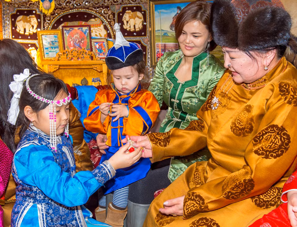 Tết Nguyên Đán là một trong hai dịp lễ Tết lớn nhất trong năm của người dân Mông Cổ. Còn gọi là Tết Tsagaan Sar, dịp lễ này không chỉ là thời điểm báo hiệu kết thúc Mùa đông lạnh lẽo, đón chào mùa Xuân ấm áp mà còn là khoảng thời gian gia đình sum họp, cùng nhìn lại một năm cũ đã qua và đón chào năm mới với nhiều hy vọng. Ảnh: dreammongolia.