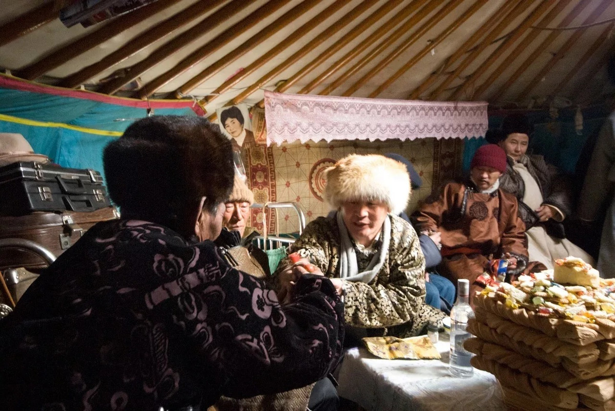 Trước lễ giao thừa, nam giới Mông Cổ sẽ thực hiện một nghi lễ trang trọng là lên ngọn núi gần đó để cầu nguyện. Sau đó, mỗi người sẽ chọn hướng đi được cho là hợp với tuổi của mình để xuất hành. Ảnh: dreammongolia.