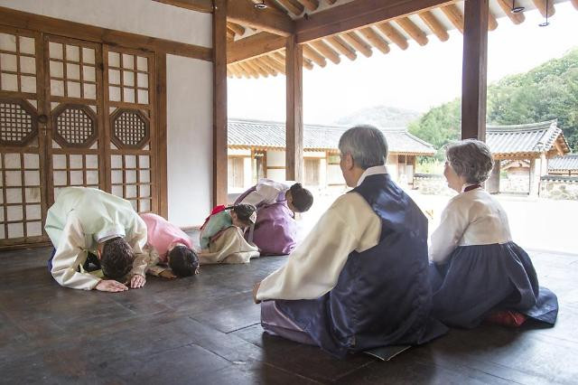 Kế đến, trẻ em trong gia đình sẽ bái lạy, chúc thọ nhằm thể hiện sự tôn trọng với người lớn tuổi. Đáp lại, người lớp trong nhà sẽ cho con trẻ tiền lì xì và tặng những lời chúc tốt đẹp nhân dịp năm mới. Ảnh: whatsstewin.