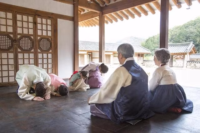 Kế đến, trẻ em trong gia đình sẽ bái lạy, chúc thọ nhằm thể hiện sự tôn trọng với người lớn tuổi. Đáp lại, người lớp trong nhà sẽ cho con trẻ tiền lì xì và tặng những lời chúc tốt đẹp nhân dịp năm mới. Ảnh: whatsstewin.