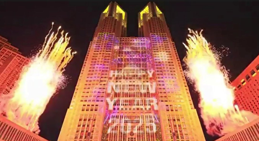 Người dân Nhật Bản đón chào năm mới 2025 với màn trình diễn ánh sáng và bắn pháo hoa tại tòa thị chính Tokyo. Ảnh: X.